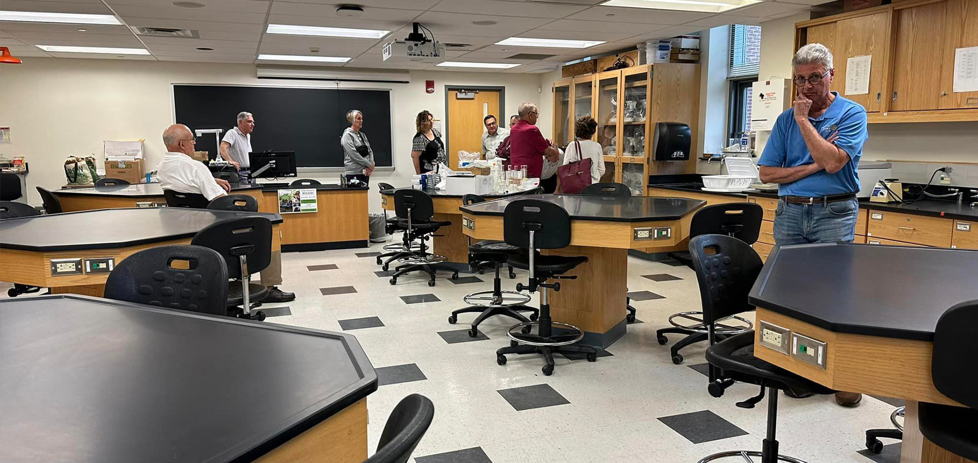 Nicely equipped science lab, viewed by the STEM YEA TEAM on our recent Tour